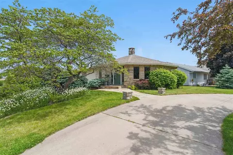 1004 W Welsh St, Williamsburg, IA 52361