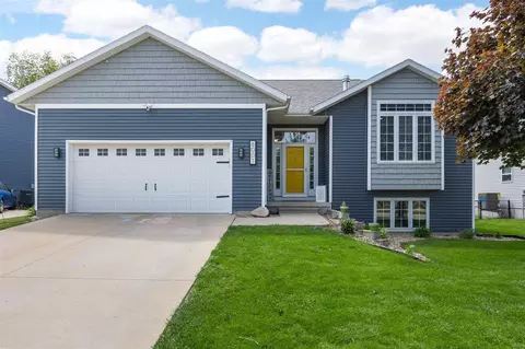 8001 Turtlerun Dr, Cedar Rapids, IA 52402