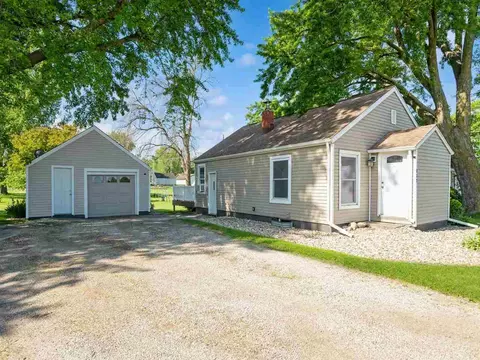 832 Grubbs St, Center Point, IA 52213