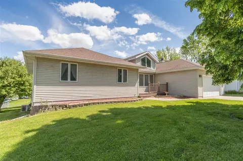 806 W 2nd St, Washington, IA 52353