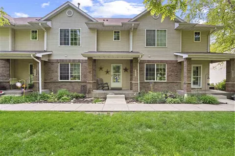 226 Red Hill Ln, Iowa City, IA 52245