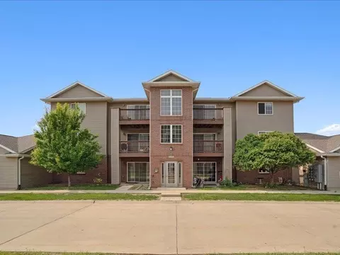 3131 Samuel Ct SW #10, Cedar Rapids, IA 52404