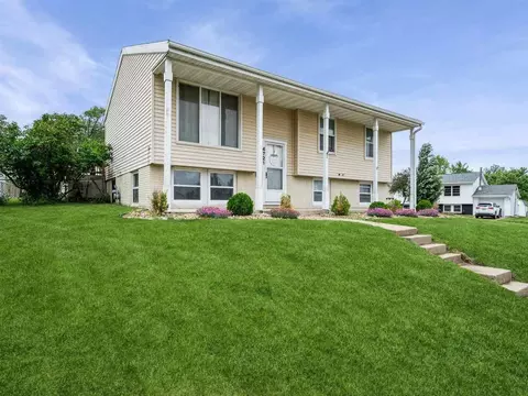 4721 NE Pine View Dr, Cedar Rapids, IA 52402 photo 2