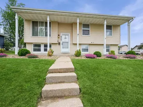 4721 NE Pine View Dr, Cedar Rapids, IA 52402