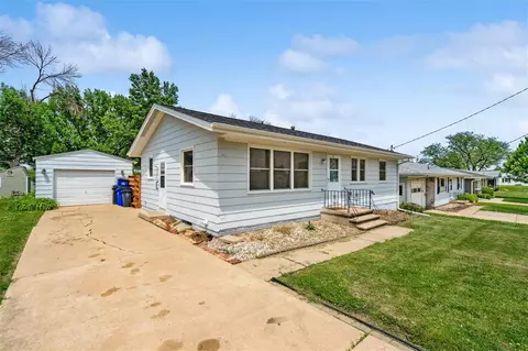 32 29th Ave SW, Cedar Rapids, IA 52404