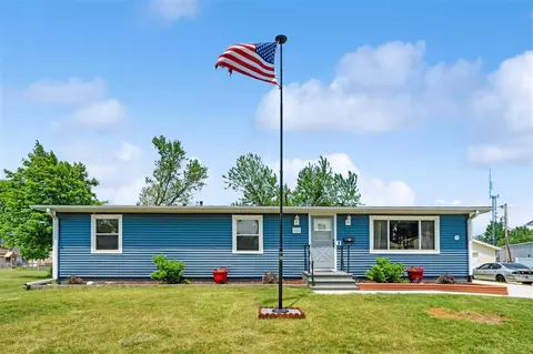 1026 Eisenhower Rd, Hiawatha, IA 52233