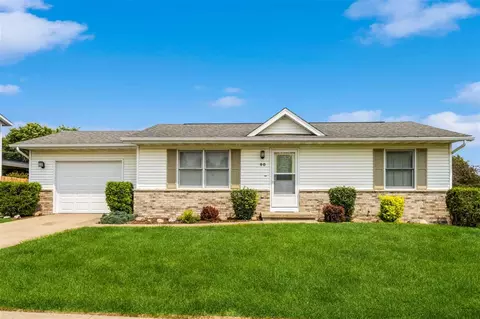 40 Elm Ridge Dr, North Liberty, IA 52317