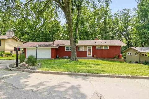 9 Ridgewood Ln, Iowa City, IA 52245