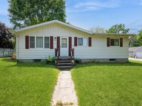 304 S 3rd St, Coggon, IA 52218