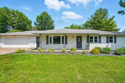 906 7th St, Kalona, IA 52247