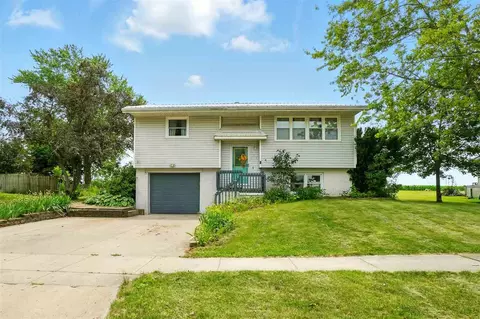 109 Dorothy Ln, Lone Tree, IA 52755