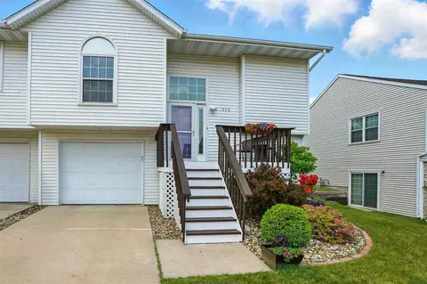 970 Dry Run Creek Ct, Hiawatha, IA 52233