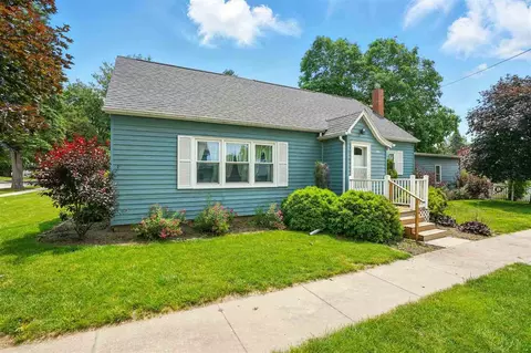 508 4th St, Kalona, IA 52247