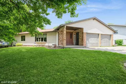 1472 Valley View Dr, Coralville, IA 52241
