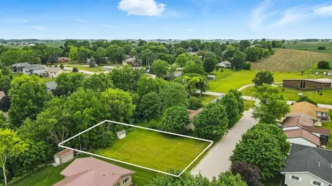 815 11th St, Kalona, IA 52247