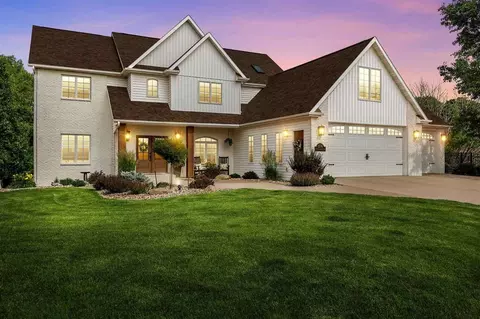 1574 Turkey Ridge Ct NW, Swisher, IA 52338