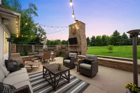 5857 Wells Ln, Cedar Rapids, IA 52411 photo 2
