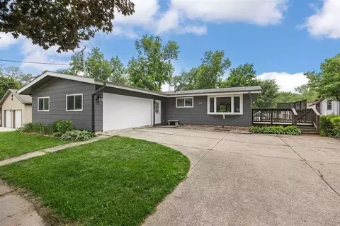 212 4th St SW, Mount Vernon, IA 52314