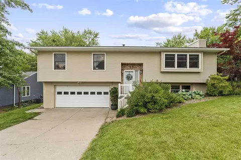 33 Denbigh Dr, Iowa City, IA 52246