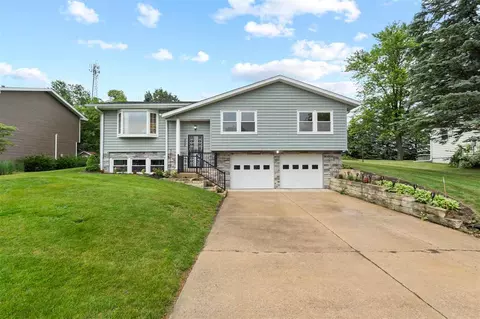 405 Hampton Dr, Williamsburg, IA 52361