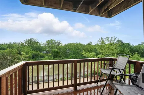414 W Side Dr, Iowacity, IA 52246