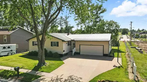 213 Schnnoebelen St, Riverside, IA 52327
