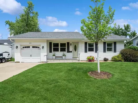 4634 NE Twin Pine Dr, Cedar Rapids, IA 52402