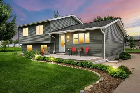 52 Thompson Dr, Palo, IA 52324