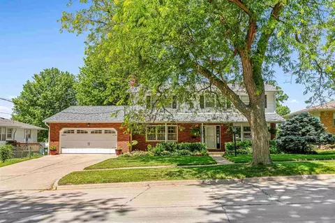 927 Southlawn Dr, Iowa City, IA 52245