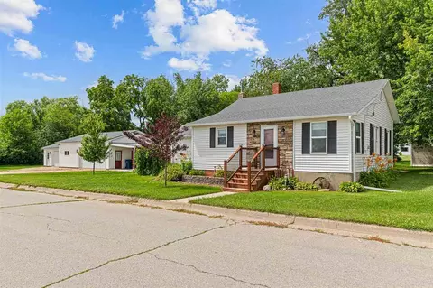 702 W 1st St, Tipton, IA 52772