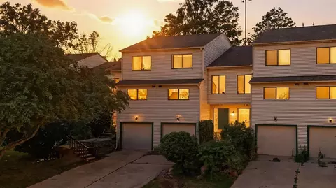 653 Westwinds Dr, Iowa City, IA 52246