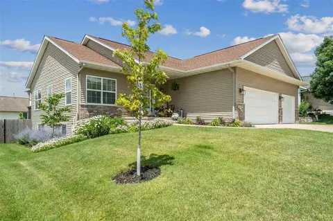 1402 Wolf Dr NW, Cedar Rapids, IA 52405