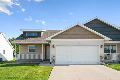 914 Deer Run Dr NE, Cedar Rapids, IA 52402