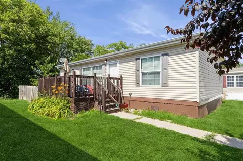 332 Mosswood Ln, Iowa City, IA 52246