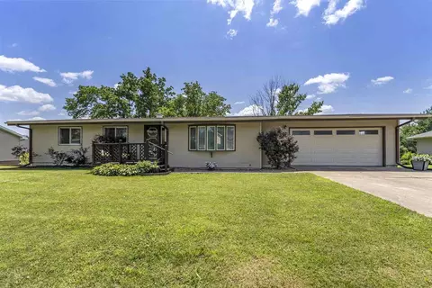 127 Orchard Ln, Columbus Junction, IA 52738