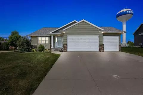 301 Sunflower Dr, Fairfax, IA 52228