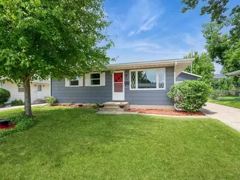 820 Hillview Dr, Marion, IA 52302