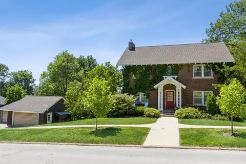323 10th Ave SW, Mount Vernon, IA 52314