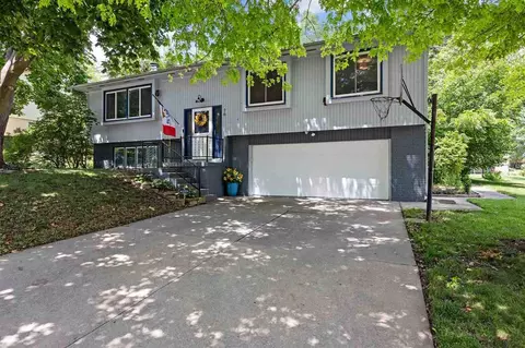 16 Ealing Dr, Iowa City, IA 52246