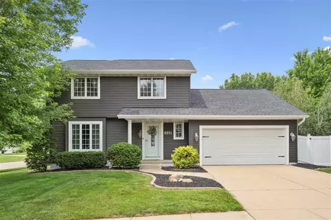 6911 Winthrop Rd NE, Cedar Rapids, IA 52402