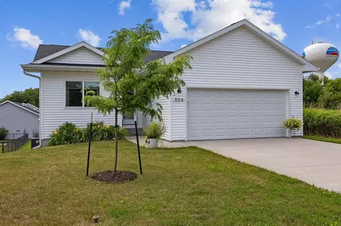 904 Hughes St, Coralville, IA 52241