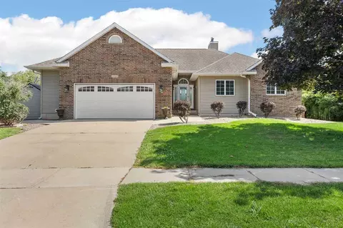 1125 Saint Andrews Dr, North Liberty, IA 52317