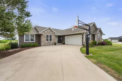 121 Hampton Cir, Williamsburg, IA 52361