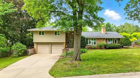 328 Highland Dr, Iowa City, IA 52246