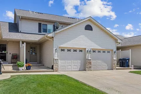 3221 English Cove Ln, Marion, IA 52302