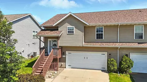 1555 Deerfield Dr, North Liberty, IA 52317
