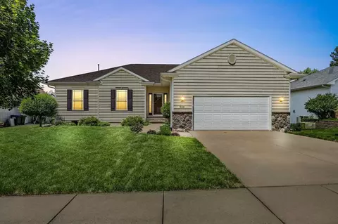 960 Hampshire Dr, Marion, IA 52302