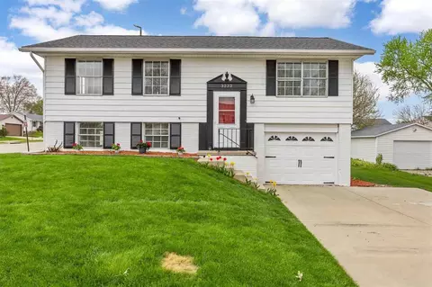 3232 Bramble Rd SW, Cedar Rapids, IA 52404