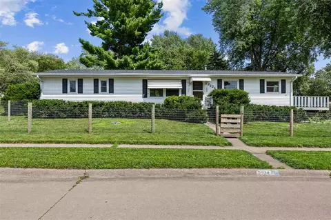 2124 Palmer Cir, Iowa City, IA 52240