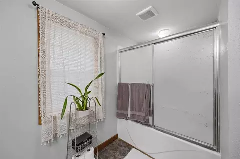 Bath - 505 E 2nd St, Vinton, IA 52349 photo 2 of 4
